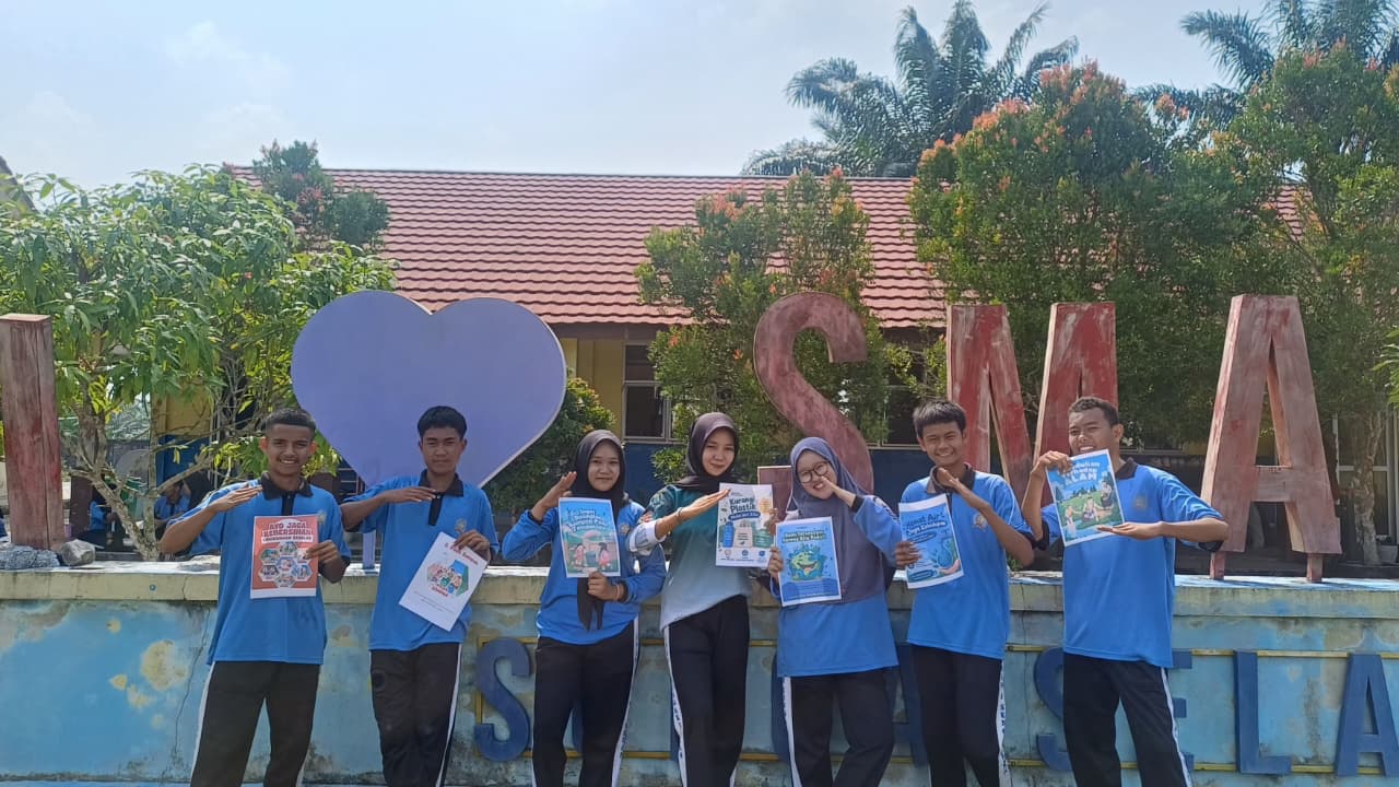 Menjaga Lingkungan Sekolah